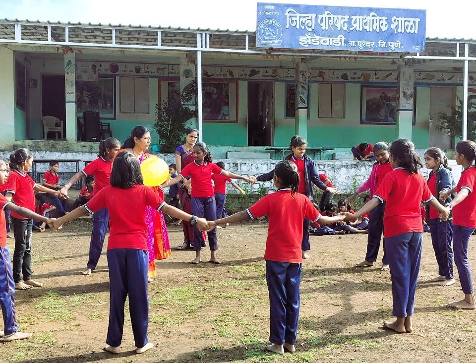 कृष्णाने स्वतःबद्दल लिहिली सुंदर कविता; शिक्षक-पालकांकडून झाले कौतुक - Image 3 कृष्णाने स्वतःबद्दल लिहिली सुंदर कविता; शिक्षक-पालकांकडून झाले कौतुक - Image 3
