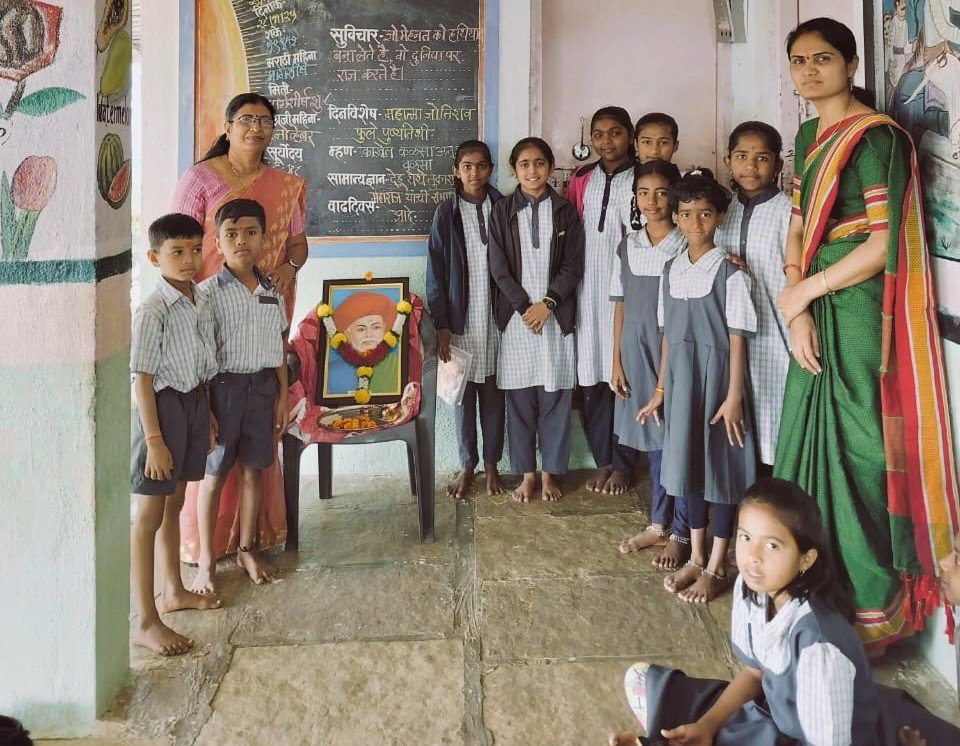 कृष्णाने स्वतःबद्दल लिहिली सुंदर कविता; शिक्षक-पालकांकडून झाले कौतुक - Image 6 कृष्णाने स्वतःबद्दल लिहिली सुंदर कविता; शिक्षक-पालकांकडून झाले कौतुक - Image 6