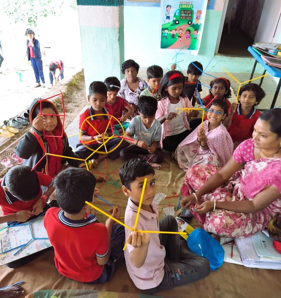 कृष्णाने स्वतःबद्दल लिहिली सुंदर कविता; शिक्षक-पालकांकडून झाले कौतुक - Image 4 कृष्णाने स्वतःबद्दल लिहिली सुंदर कविता; शिक्षक-पालकांकडून झाले कौतुक - Image 4